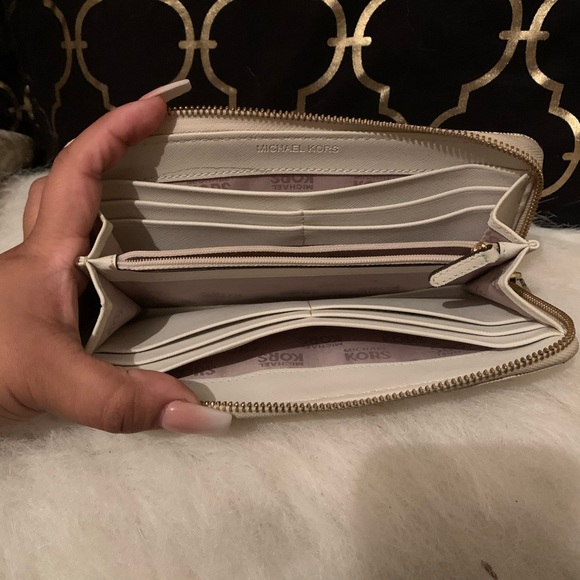 ⭐️SOLD⭐️Michael Kors Vanilla Tote and Wallet - Picture 6 of 8